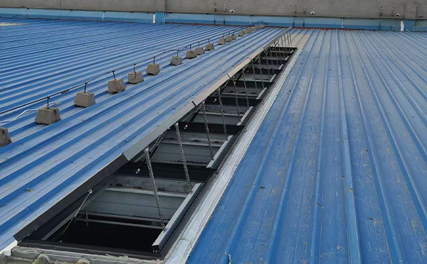 某城市大型商业综合体中庭新城镇排烟窗工程