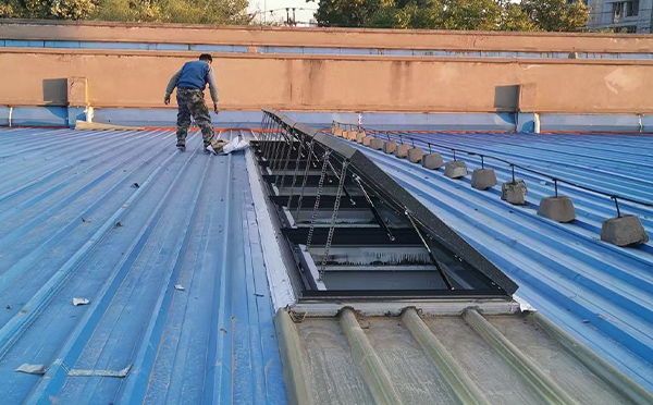 某区域性物流仓储中心新城镇排烟窗系统安装项目